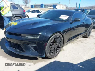 2017 Chevrolet Camaro 1SS z VIN 1G1FF1R7XH0199125, wystawiony jako IAAI lot #41644591 z przebiegiem 110 634 mil mil oraz . Historia ofert i sprzedaży dostępna na DreamBid. Obrazek 2.