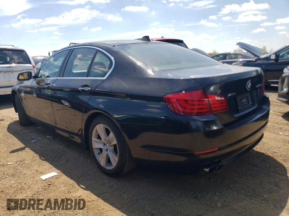 2013 BMW 5 Series 528i xDrive z VIN WBAXH5C51DDW13929, wystawiony jako Copart lot #55298965 z przebiegiem 113 810 mil mil oraz Szkoda całkowita • Salvage title. Historia ofert i sprzedaży dostępna na DreamBid. Obrazek 2.
