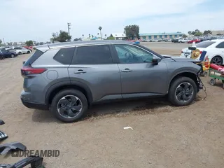 2024 Nissan Rogue SV z VIN JN8BT3BA6RW005788, wystawiony jako IAAI lot #42228429 z przebiegiem 6 097 mil mil oraz . Historia ofert i sprzedaży dostępna na DreamBid. Obrazek 14.