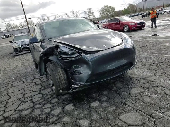 2024 Tesla Model Y Long Range z VIN 7SAYGAEE1RF107617, wystawiony jako Copart lot #48224405 z przebiegiem 10 637 mil mil oraz Szkoda całkowita • Salvage title. Historia ofert i sprzedaży dostępna na DreamBid. Obrazek 11.