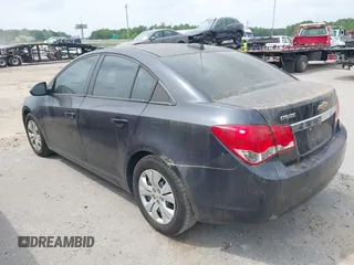 2015 Chevrolet Cruze LS z VIN 1G1PA5SH8F7164276, wystawiony jako IAAI lot #42067080 z przebiegiem 150 369 mil mil oraz . Historia ofert i sprzedaży dostępna na DreamBid. Obrazek 3.
