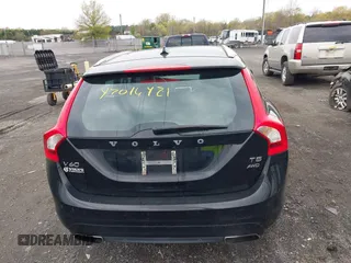 2016 Volvo V60 T5 Premier z VIN YV1612SK7G1308783, wystawiony jako IAAI lot #42016421 z przebiegiem 122 163 mil mil oraz . Historia ofert i sprzedaży dostępna na DreamBid. Obrazek 17.