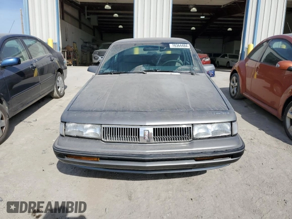 1990 Oldsmobile Cutlass z VIN 2G3AL54R2L2339637, wystawiony jako Copart lot #78364484 z przebiegiem 89 106 mil mil oraz Tytuł czysty. Historia ofert i sprzedaży dostępna na DreamBid. Obrazek 5.