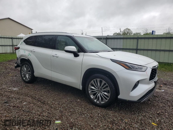 2022 Toyota Highlander Platinum z VIN 5TDFZRBH0NS190765, wystawiony jako Copart lot #57772435 z przebiegiem 33 939 mil mil oraz Szkoda całkowita • Salvage title. Historia ofert i sprzedaży dostępna na DreamBid. Obrazek 4.