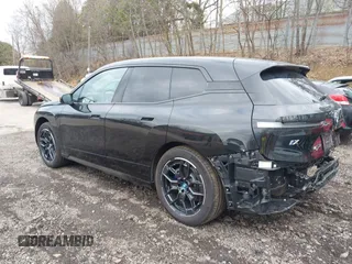 2025 BMW iX xDrive50 z VIN WB523CF00SCT84335, wystawiony jako IAAI lot #42002627 z przebiegiem 3241 mil mil oraz . Historia ofert i sprzedaży dostępna na DreamBid. Obrazek 3.