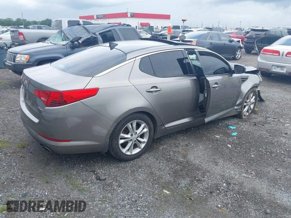 2013 Kia Optima EX z VIN 5XXGN4A78DG196728, wystawiony jako IAAI lot #42242303 z przebiegiem 164 448 mil mil oraz . Historia ofert i sprzedaży dostępna na DreamBid. Obrazek 4.