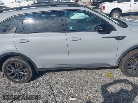 2022 Kia Sorento SX z VIN 5XYRKDLF6NG093083, wystawiony jako IAAI lot #42170584 z przebiegiem 60 848 mil mil oraz . Historia ofert i sprzedaży dostępna na DreamBid. Obrazek 13.