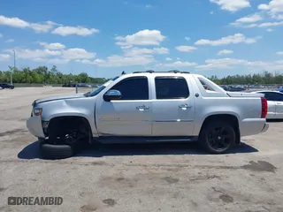 2013 Chevrolet Avalanche LTZ with VIN 3GNTKGE71DG159947, listed as a IAAI auction lot 42040745 with 155,226 mi miles. Bid and sale history available at carsss.com. Image 14.