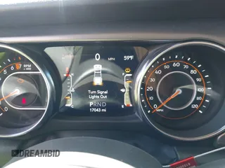 2023 Jeep Gladiator Sport S z VIN 1C6HJTAG2PL575276, wystawiony jako IAAI lot #42056473 z przebiegiem 17 043 mil mil oraz . Historia ofert i sprzedaży dostępna na DreamBid. Obrazek 7.