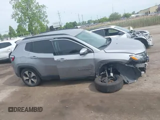 2018 Jeep Compass Latitude z VIN 3C4NJDBB2JT140726, wystawiony jako IAAI lot #42349231 z przebiegiem 125 328 mil mil oraz . Historia ofert i sprzedaży dostępna na DreamBid. Obrazek 13.