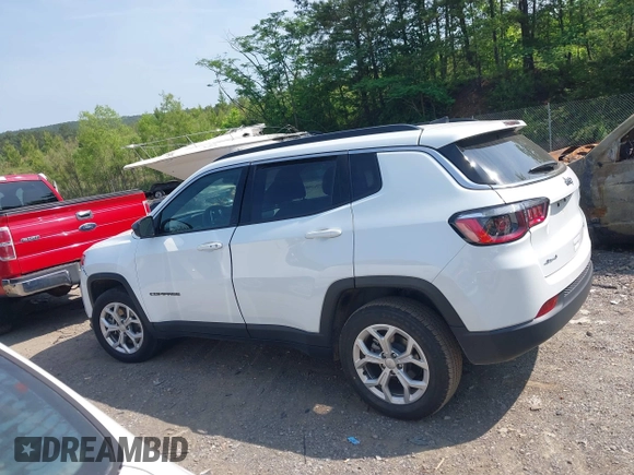 2024 Jeep Compass Latitude with VIN 3C4NJDBN4RT124422, listed as a IAAI auction lot 42152395 with 33,567 mi miles. Bid and sale history available at carsss.com. Image 14.