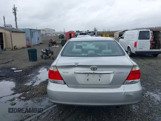 2006 Toyota Camry STD z VIN 4T1BE32K86U157718, wystawiony jako IAAI lot #41805465 z przebiegiem 327 299 mil mil oraz . Historia ofert i sprzedaży dostępna na DreamBid. Obrazek 16.