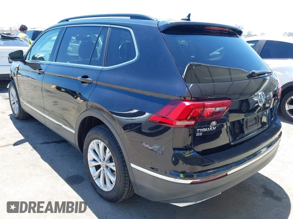 2018 Volkswagen Tiguan SEL z VIN 3VV3B7AX3JM210300, wystawiony jako IAAI lot #42189355 z przebiegiem 83 802 mil mil oraz . Historia ofert i sprzedaży dostępna na DreamBid. Obrazek 3.