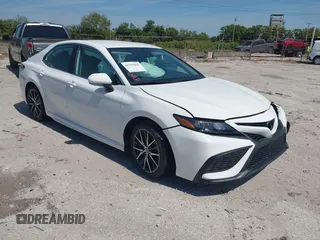 2023 Toyota Camry SE z VIN 4T1G11BK7PU097308, wystawiony jako IAAI lot #41795863 z przebiegiem 33 078 mil mil oraz . Historia ofert i sprzedaży dostępna na DreamBid. Obrazek 1.