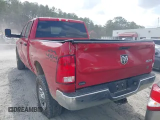 2017 Ram 2500 Tradesman z VIN 3C6UR5CJ0HG693742, wystawiony jako IAAI lot #41802810 z przebiegiem 112 288 mil mil oraz . Historia ofert i sprzedaży dostępna na DreamBid. Obrazek 3.