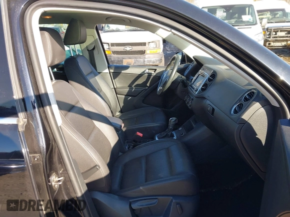2016 Volkswagen Tiguan S z VIN WVGBV7AX9GW615535, wystawiony jako IAAI lot #41773789 z przebiegiem 137 617 mil mil oraz . Historia ofert i sprzedaży dostępna na DreamBid. Obrazek 5.