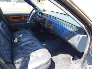 1988 Cadillac Fleetwood z VIN 1G6CB5153J4265796, wystawiony jako IAAI lot #42129869 z przebiegiem 63 756 mil mil oraz . Historia ofert i sprzedaży dostępna na DreamBid. Obrazek 5.