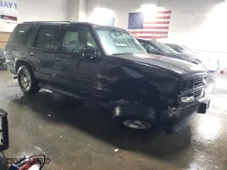 2000 Chevrolet Tahoe Limited with VIN 1GNEC13R2YR138067, listed as a Copart auction lot 44928635 with 193,165 mi miles and Salvage Title. Bid and sale history available at carsss.com. Image 4.