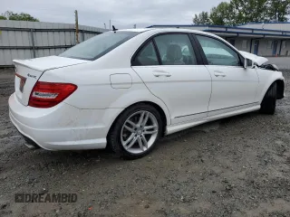 2013 Mercedes-Benz C 300 Sport z VIN WDDGF8AB3DR257916, wystawiony jako Copart lot #58555775 z przebiegiem Nie podano mil oraz Szkoda całkowita • Salvage title. Historia ofert i sprzedaży dostępna na DreamBid. Obrazek 3.