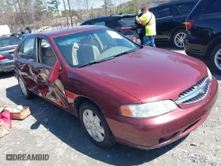 2000 Nissan Altima XE with VIN 1N4DL01D7YC193998, listed as a IAAI auction lot 41877560 with 177,697 mi miles. Bid and sale history available at carsss.com. Image 1.