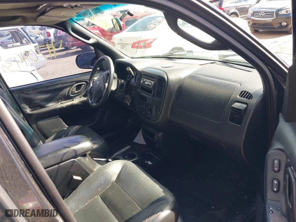 2002 Ford Escape XLT with VIN 1FMCU03182KD33491, listed as a IAAI auction lot 41704430 with 174,810 mi miles. Bid and sale history available at carsss.com. Image 5.