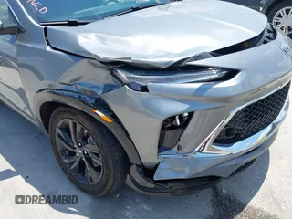 2025 Buick Encore GX Sport Touring с VIN KL4AMDSL7SB038317, выставлен на аукционе IAAI как лот 42151204 с пробегом 10 917 миль миль и . История ставок и продаж доступна на DreamBid. Изображение 6.
