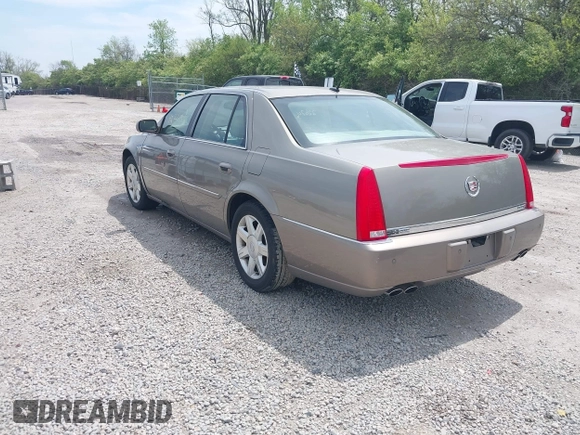 2006 Cadillac DTS 1SD z VIN 1G6KD57Y06U197794, wystawiony jako IAAI lot #42226706 z przebiegiem 135 748 mil mil oraz . Historia ofert i sprzedaży dostępna na DreamBid. Obrazek 3.