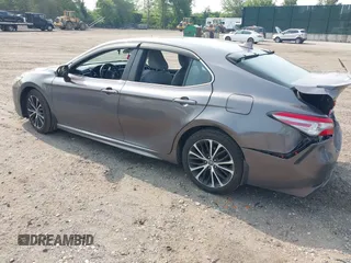 2018 Toyota Camry LE z VIN 4T1B11HK7JU033701, wystawiony jako IAAI lot #42417229 z przebiegiem 49 977 mil mil oraz . Historia ofert i sprzedaży dostępna na DreamBid. Obrazek 3.