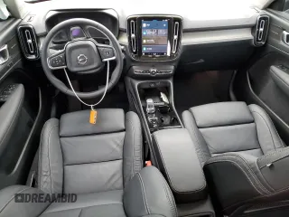 2023 Volvo XC40 Ultimate Dark Theme z VIN YV4L12UX2P2098537, wystawiony jako Copart lot #82546974 z przebiegiem 5 477 mil mil oraz Szkoda całkowita • Salvage title. Historia ofert i sprzedaży dostępna na DreamBid. Obrazek 8.
