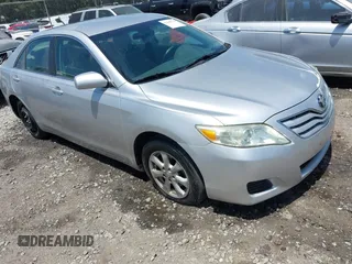 2011 Toyota Camry LE z VIN 4T1BF3EKXBU166035, wystawiony jako IAAI lot #42140226 z przebiegiem Nie podano mil oraz . Historia ofert i sprzedaży dostępna na DreamBid. Obrazek 1.