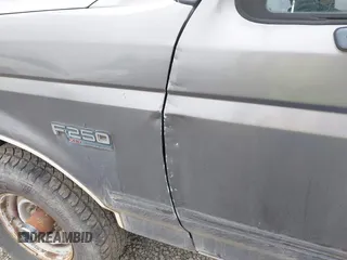 1993 Ford F-250 z VIN 1FTHX26G9PKB42392, wystawiony jako IAAI lot #42320912 z przebiegiem Nie podano mil oraz . Historia ofert i sprzedaży dostępna na DreamBid. Obrazek 6.