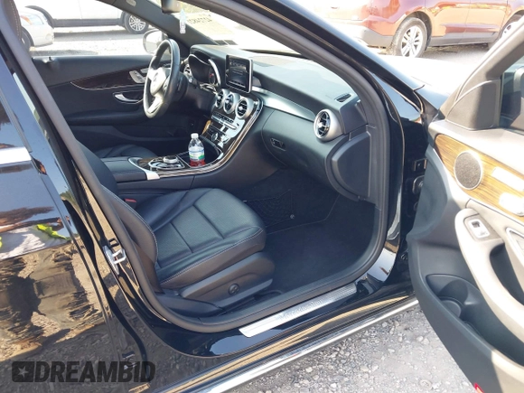 2018 Mercedes-Benz C 300 z VIN WDDWF4KBXJR311890, wystawiony jako IAAI lot #42724821 z przebiegiem 36 938 mil mil oraz . Historia ofert i sprzedaży dostępna na DreamBid. Obrazek 5.