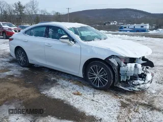 2022 Lexus ES 300h z VIN 58ADA1C17NU025202, wystawiony jako IAAI lot #41370590 z przebiegiem 15 105 mil mil oraz . Historia ofert i sprzedaży dostępna na DreamBid. Obrazek 1.