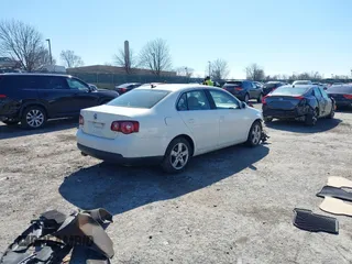2008 Volkswagen Jetta Sedan SE with VIN 3VWRM71K68M070130, listed as a IAAI auction lot 41751450 with 217,598 mi miles. Bid and sale history available at carsss.com. Image 4.