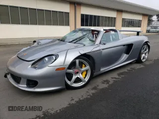 2004 Porsche Carrera GT z VIN WP0CA29894L001019, wystawiony jako Copart lot #52988584 z przebiegiem 4486 mil mil oraz Szkody całkowita. Historia ofert i sprzedaży dostępna na DreamBid. Obrazek 1.