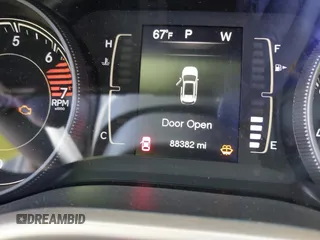 2018 Jeep Cherokee Latitude Tech Connect z VIN 1C4PJLCB8JD568422, wystawiony jako IAAI lot #42076237 z przebiegiem 88 382 mil mil oraz . Historia ofert i sprzedaży dostępna na DreamBid. Obrazek 15.