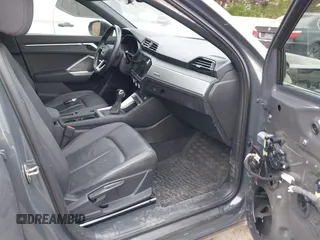 2020 Audi Q3 Premium z VIN WA1AECF36L1083306, wystawiony jako IAAI lot #42070799 z przebiegiem 47 610 mil mil oraz . Historia ofert i sprzedaży dostępna na DreamBid. Obrazek 5.