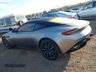 2017 Aston Martin DB11 z VIN SCFRMFAVXHGL02389, wystawiony jako IAAI lot #41664146 z przebiegiem 6 616 mil mil oraz . Historia ofert i sprzedaży dostępna na DreamBid. Obrazek 14.