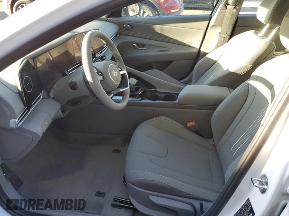 2024 Hyundai Elantra SEL z VIN KMHLS4DG0RU783442, wystawiony jako Copart lot #54518255 z przebiegiem 2 927 mil mil oraz Szkoda całkowita • Salvage title. Historia ofert i sprzedaży dostępna na DreamBid. Obrazek 7.