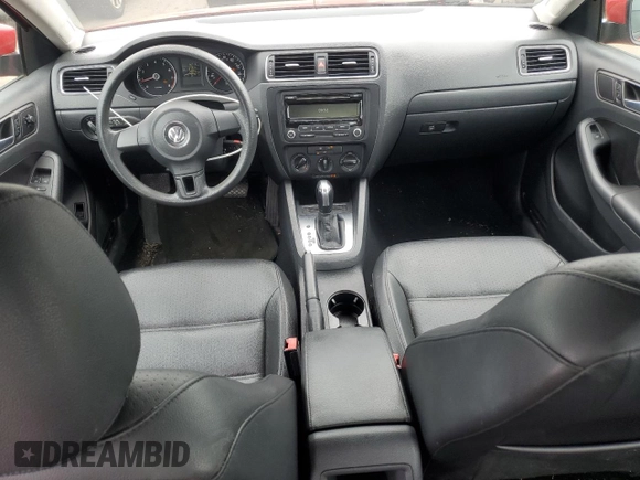 2014 Volkswagen Jetta SE z VIN 3VWD17AJ0EM262441, wystawiony jako Copart lot #62238255 z przebiegiem 140 594 mil mil oraz Czysty tytuł • Clean title. Historia ofert i sprzedaży dostępna na DreamBid. Obrazek 8.