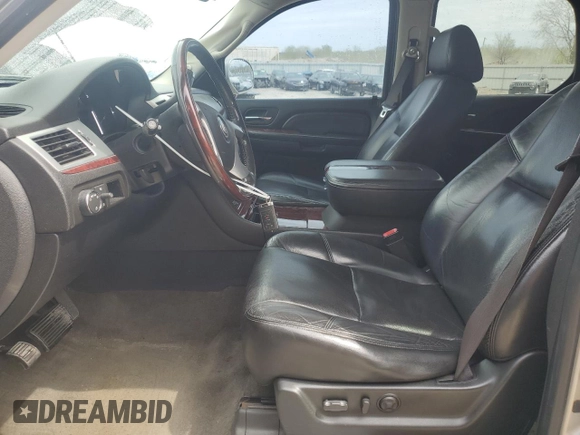2008 Cadillac Escalade z VIN 1GYFK638X8R143922, wystawiony jako Copart lot #53095095 z przebiegiem 174 899 mil mil oraz Tytuł czysty. Historia ofert i sprzedaży dostępna na DreamBid. Obrazek 7.
