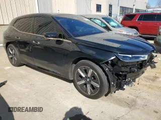 2023 BMW iX xDrive50 z VIN WB523CF04PCL57730, wystawiony jako Copart lot #44370183 z przebiegiem 5038 mil mil oraz . Historia ofert i sprzedaży dostępna na DreamBid. Obrazek 4.