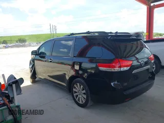 2014 Toyota Sienna XLE z VIN 5TDYK3DC2ES423847, wystawiony jako IAAI lot #40001988 z przebiegiem 130 731 mil mil oraz . Historia ofert i sprzedaży dostępna na DreamBid. Obrazek 14.