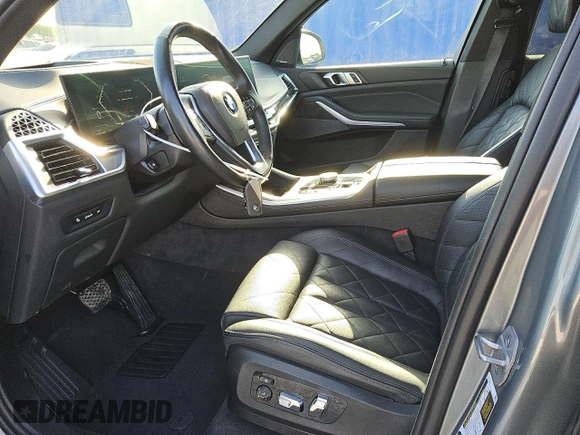 2024 BMW X5 xDrive40i z VIN 5UX23EU05R9T53848, wystawiony jako Copart lot #56057905 z przebiegiem 45 572 mil mil oraz Tytuł czysty. Historia ofert i sprzedaży dostępna na DreamBid. Obrazek 7.