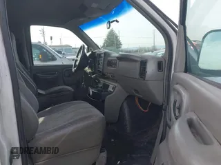 2001 GMC Savana z VIN 1GTFG25M511903592, wystawiony jako IAAI lot #41366465 z przebiegiem Nie podano mil oraz . Historia ofert i sprzedaży dostępna na DreamBid. Obrazek 5.
