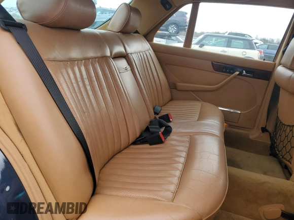 1984 Mercedes-Benz 500 z VIN WDBCA37B8EA085222, wystawiony jako Copart lot #87462054 z przebiegiem 205 226 mil mil oraz Tytuł czysty. Historia ofert i sprzedaży dostępna na DreamBid. Obrazek 10.