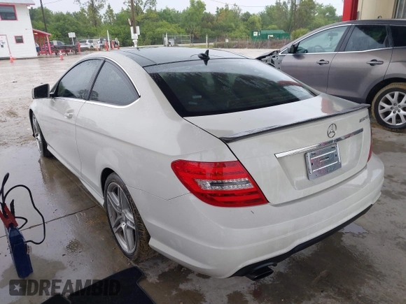 2012 Mercedes-Benz C 250 z VIN WDDGJ4HB9CF750304, wystawiony jako IAAI lot #42232200 z przebiegiem 191 463 mil mil oraz . Historia ofert i sprzedaży dostępna na DreamBid. Obrazek 3.