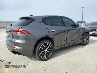2023 Maserati Grecale Modena z VIN ZN682AVM8P7434729, wystawiony jako Copart lot #88773195 z przebiegiem Nie podano mil oraz Szkody całkowita. Historia ofert i sprzedaży dostępna na DreamBid. Obrazek 3.