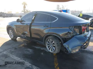 2019 BMW X6 sDrive35i z VIN 5UXKU0C57K0S97581, wystawiony jako IAAI lot #41322568 z przebiegiem 76 635 mil mil oraz . Historia ofert i sprzedaży dostępna na DreamBid. Obrazek 3.