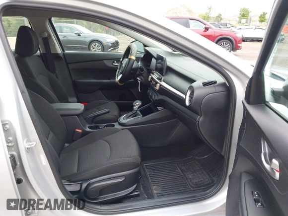2021 Kia Forte FE z VIN 3KPF24AD6ME286740, wystawiony jako IAAI lot #40040318 z przebiegiem 60 179 mil mil oraz . Historia ofert i sprzedaży dostępna na DreamBid. Obrazek 5.